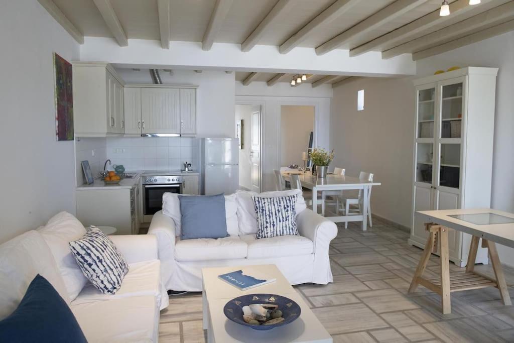 Beachfront 2Br Apartment - Free Parking Livadi  Exteriér fotografie
